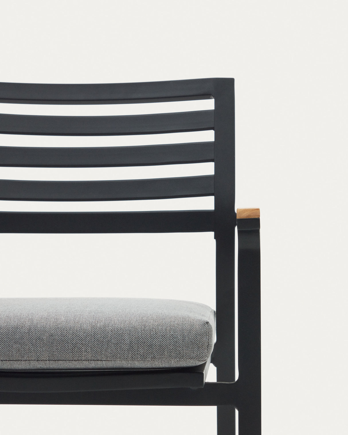 Bona stapelbarer Gartenstuhl aus Aluminium mit schwarzem Finish und Armlehnen aus massivem - ZEN ZONE Furniture