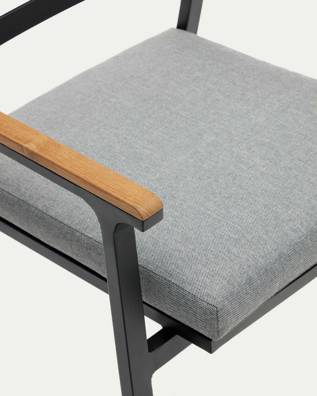 Bona stapelbarer Gartenstuhl aus Aluminium mit schwarzem Finish und Armlehnen aus massivem - ZEN ZONE Furniture