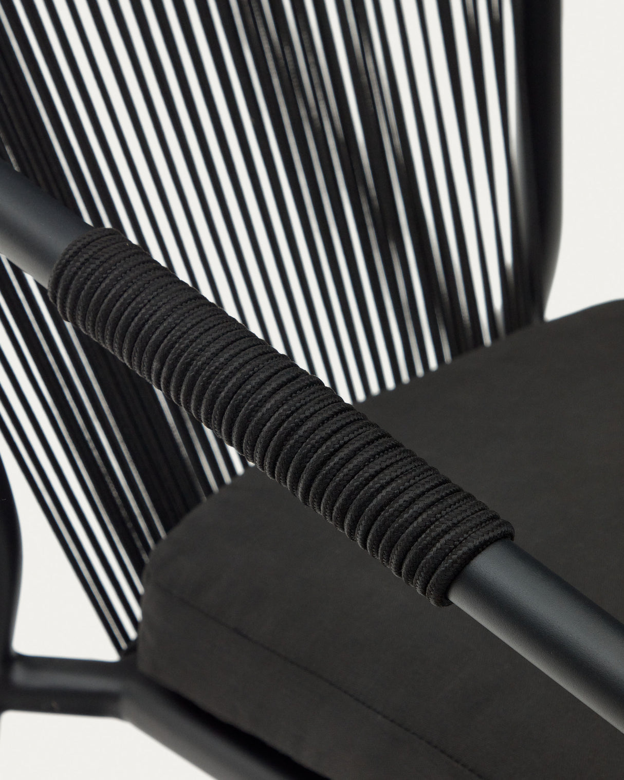 Xelida stapelbarer Gartenstuhl aus Aluminium und Seil schwarz - ZEN ZONE Furniture