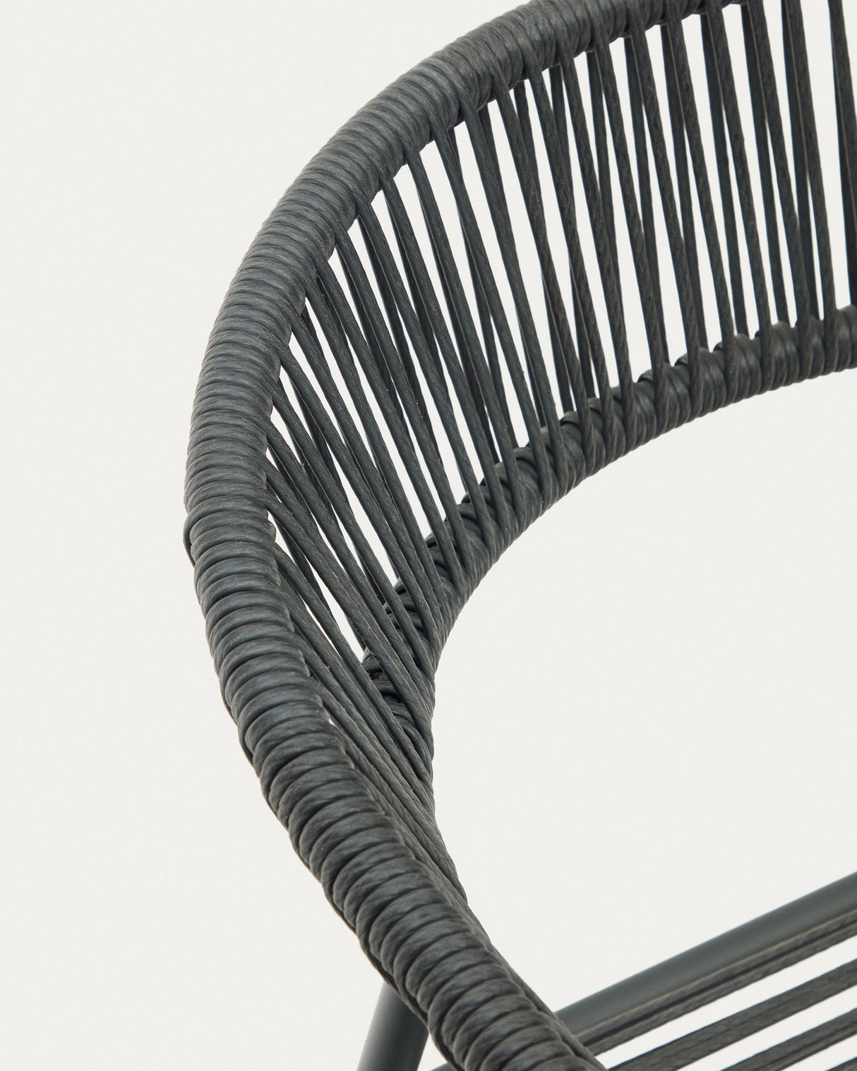 Futadera stapelbarer Gartenstuhl aus Kunststoffseil in Grau und Stahl mit Finish in Grau - ZEN ZONE Furniture