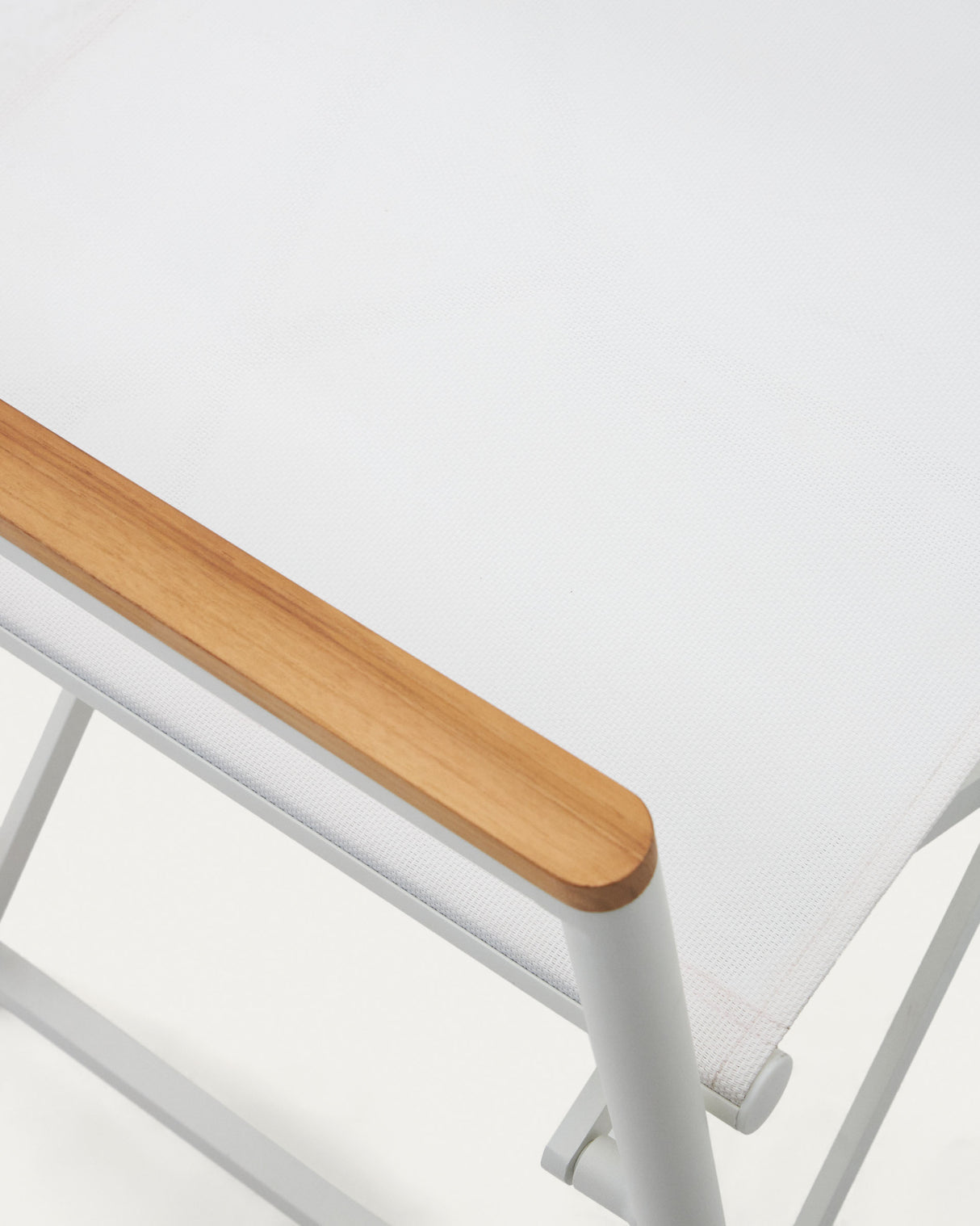 Llado Klappstuhl 100% outdoor aus Aluminium in Weiß und massivem Teakholz - ZEN ZONE Furniture