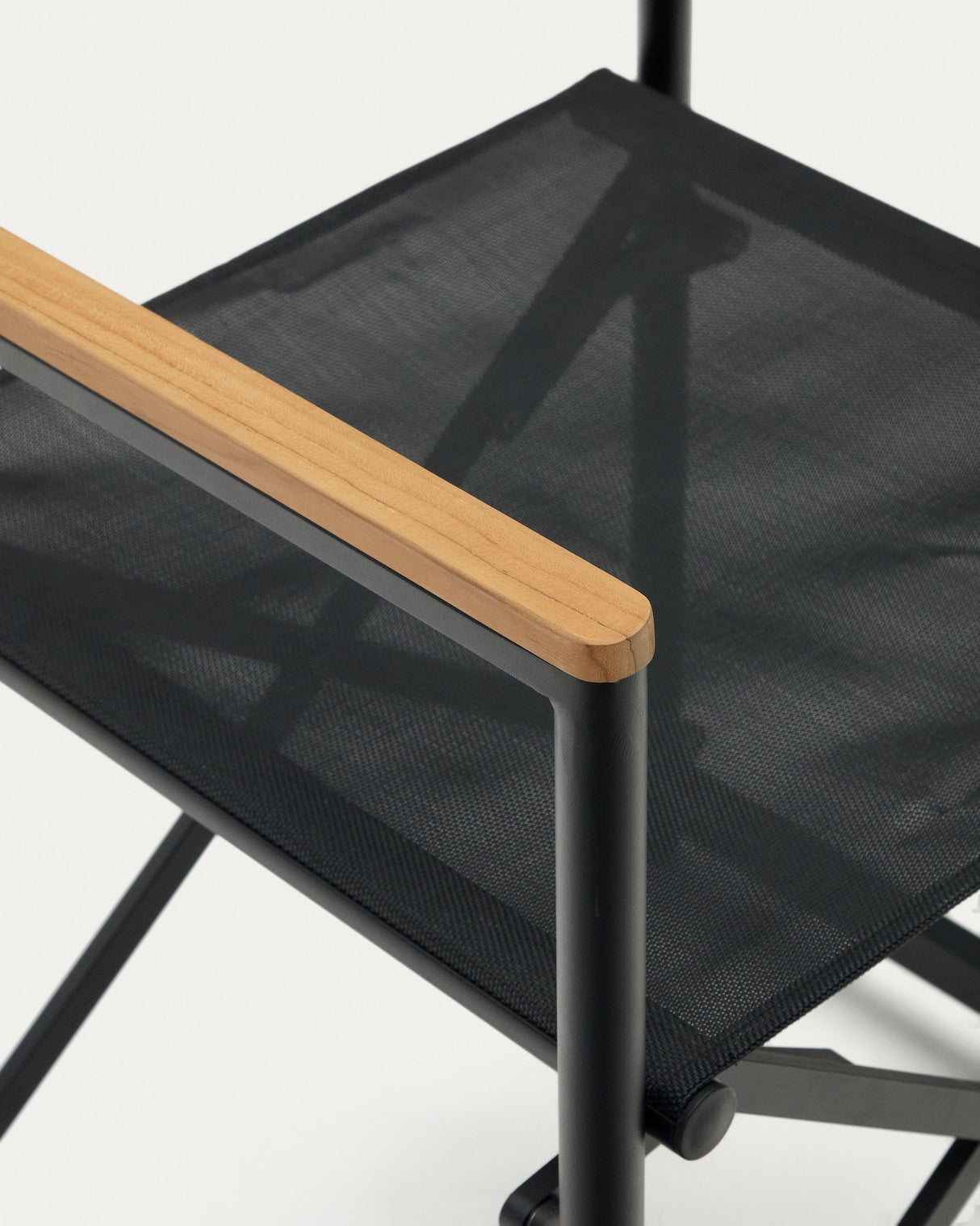 Llado Klappstuhl 100% outdoor aus Aluminium in Schwarz und massivem Teakholz - ZEN ZONE Furniture