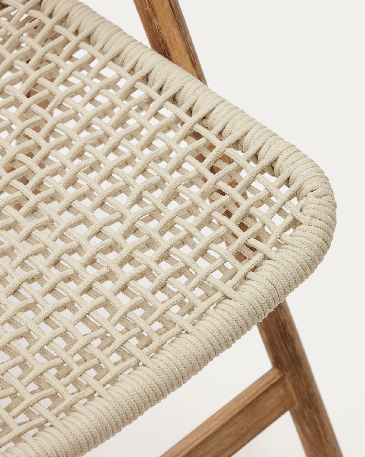 Klappstuhl Dandara aus Akazienmassivholz und einer Stahlstruktur mit geflochtener Sitzfläche in Weiß FSC 100% - ZEN ZONE Furniture