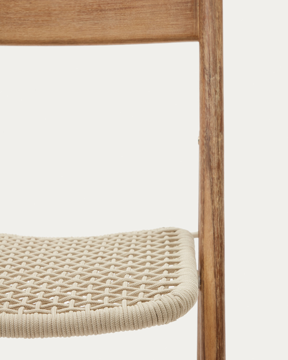 Klappstuhl Dandara aus Akazienmassivholz und einer Stahlstruktur mit geflochtener Sitzfläche in Weiß FSC 100% - ZEN ZONE Furniture