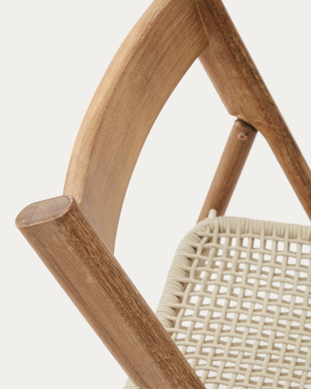 Klappstuhl Dandara aus Akazienmassivholz und einer Stahlstruktur mit geflochtener Sitzfläche in Weiß FSC 100% - ZEN ZONE Furniture