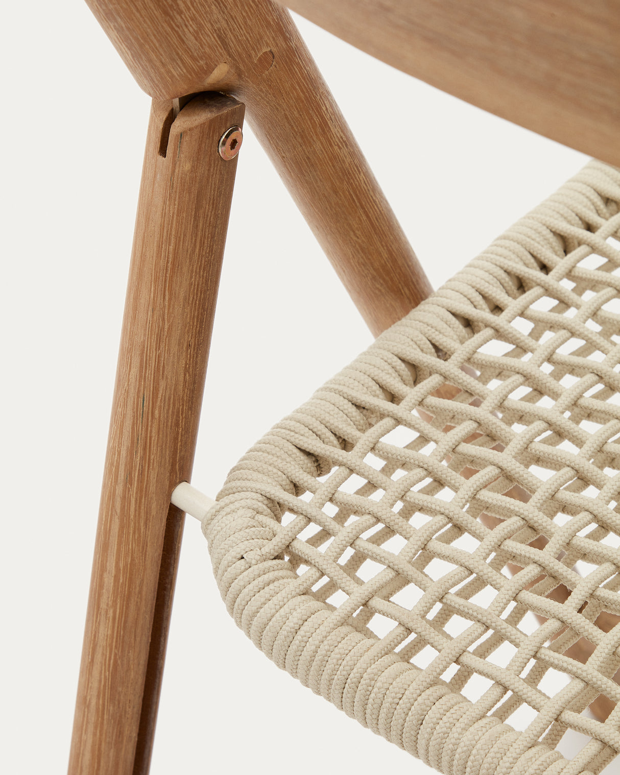 Klappstuhl Dandara aus Akazienmassivholz und einer Stahlstruktur mit geflochtener Sitzfläche in Weiß FSC 100% - ZEN ZONE Furniture