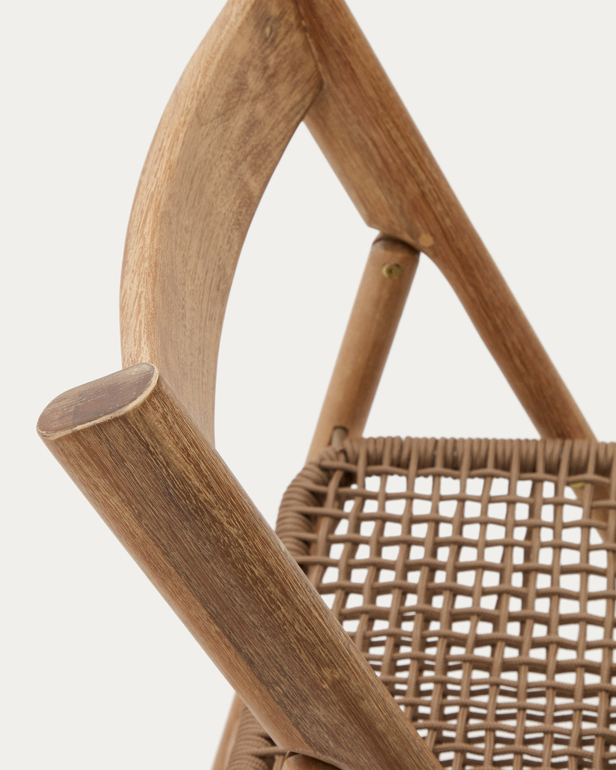 Klappstuhl Dandara aus Akazienmassivholz und einer Stahlstruktur mit geflochtener Sitzfläche in beige FSC 100% - ZEN ZONE Furniture