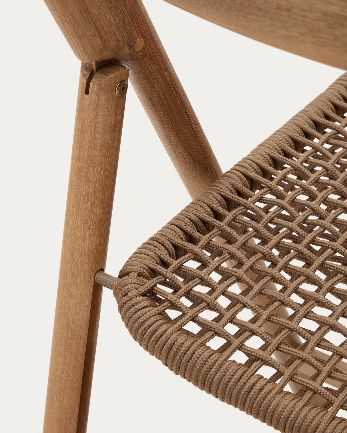 Klappstuhl Dandara aus Akazienmassivholz und einer Stahlstruktur mit geflochtener Sitzfläche in beige FSC 100% - ZEN ZONE Furniture