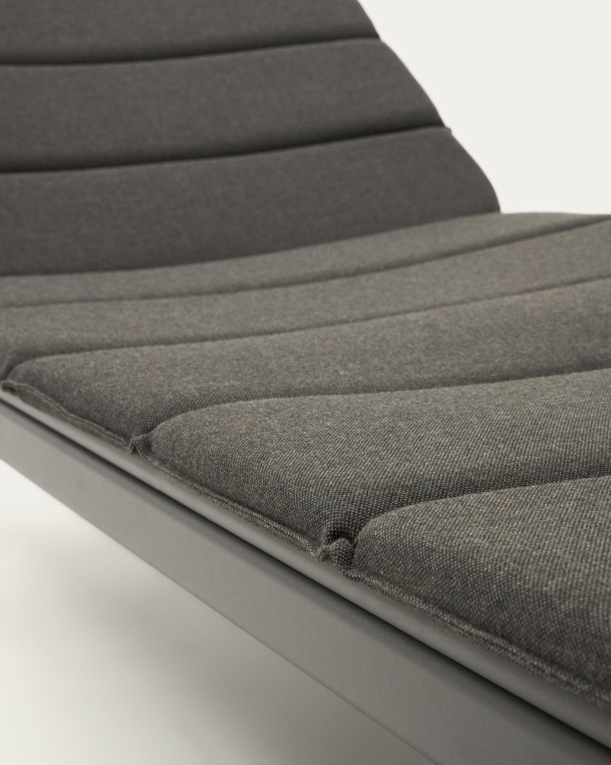 Marcona Sonnenliege für den Außenbereich aus Aluminium mit schwarzer Lackierung. - ZEN ZONE Furniture