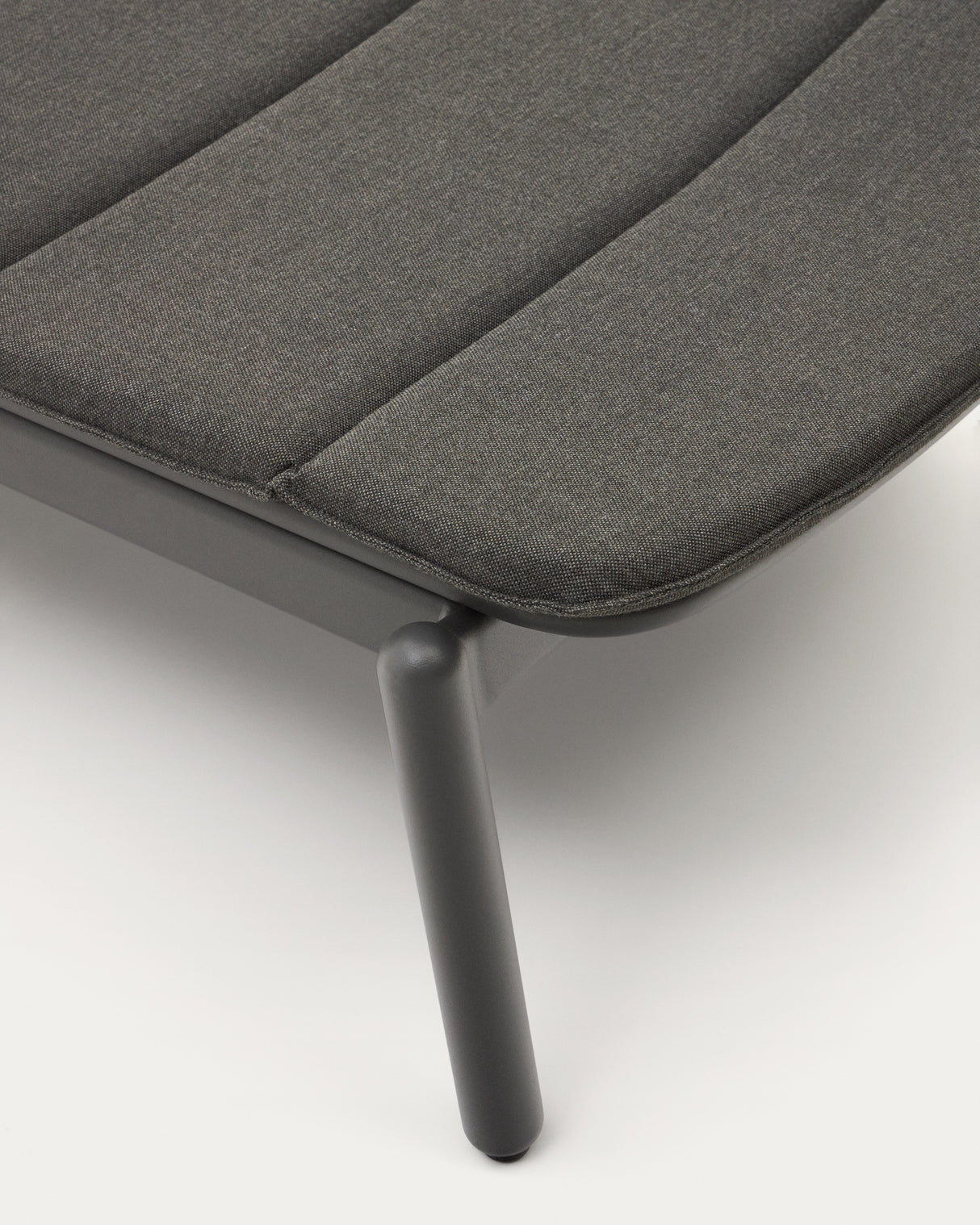 Marcona Sonnenliege für den Außenbereich aus Aluminium mit schwarzer Lackierung. - ZEN ZONE Furniture