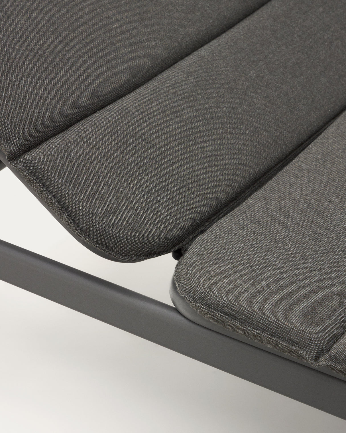 Marcona Sonnenliege für den Außenbereich aus Aluminium mit schwarzer Lackierung. - ZEN ZONE Furniture