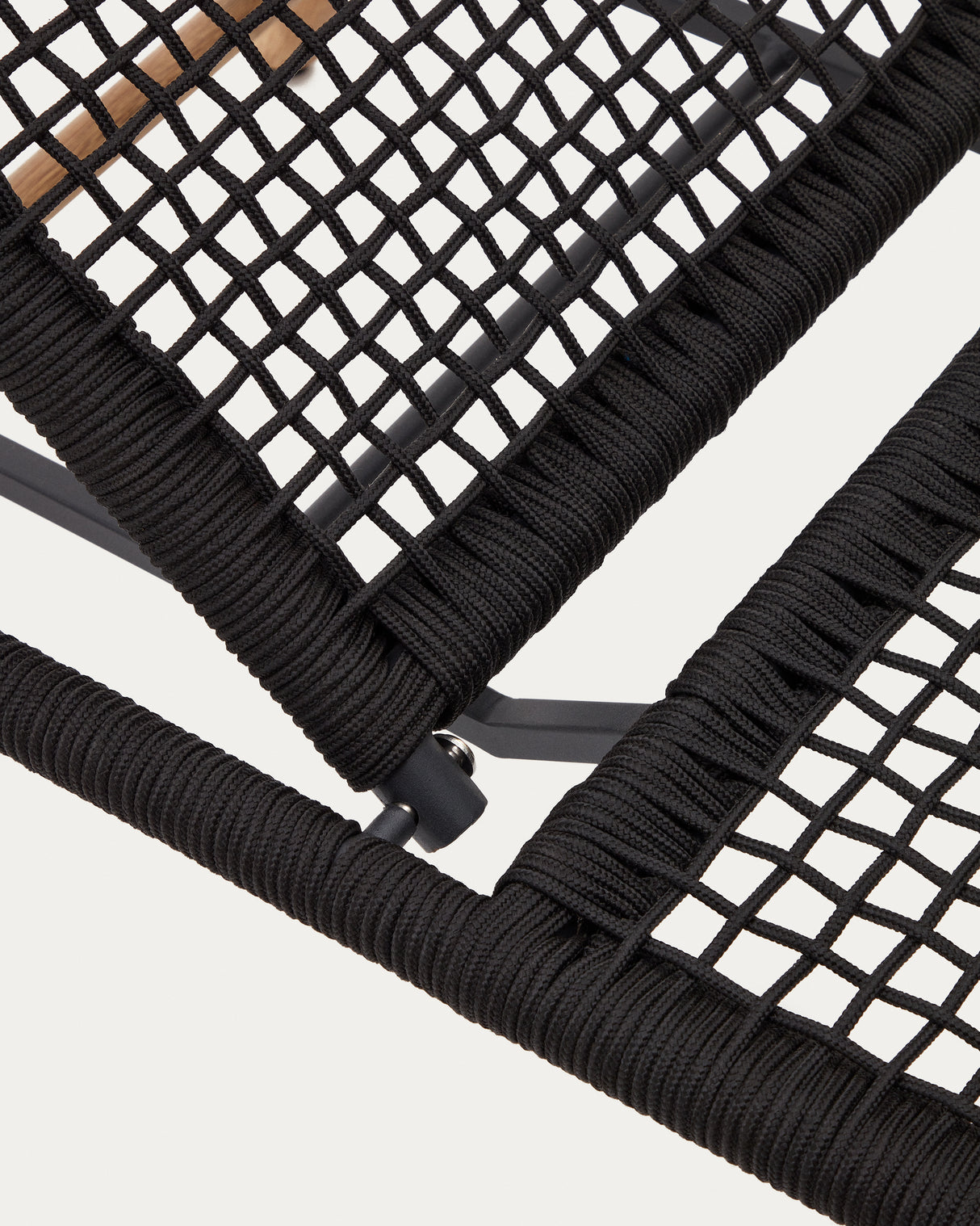 Dandara Sonnenliege mit Stahlstruktur, schwarzem Flechtwerk und Füßen aus massivem Akazien - ZEN ZONE Furniture