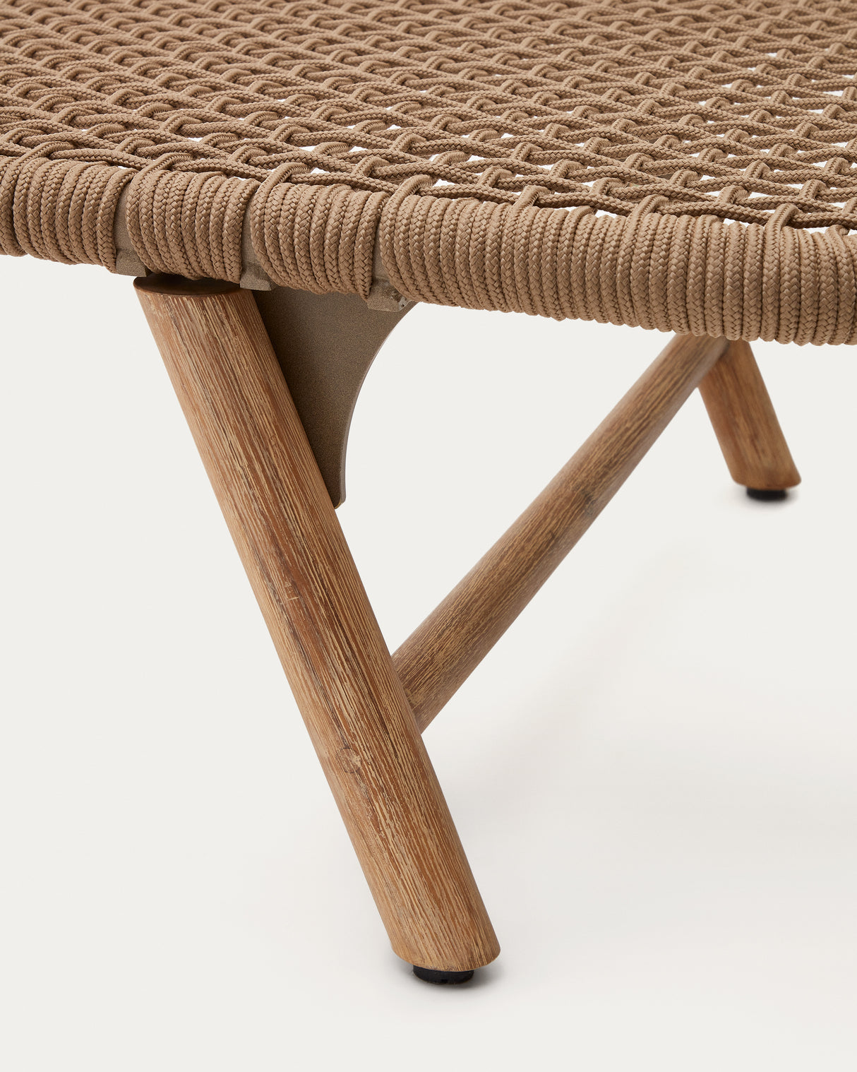 Dandara Sonnenliege mit Stahlstruktur, beigem Flechtwerk und Füßen aus massivem Akazienhol - ZEN ZONE Furniture