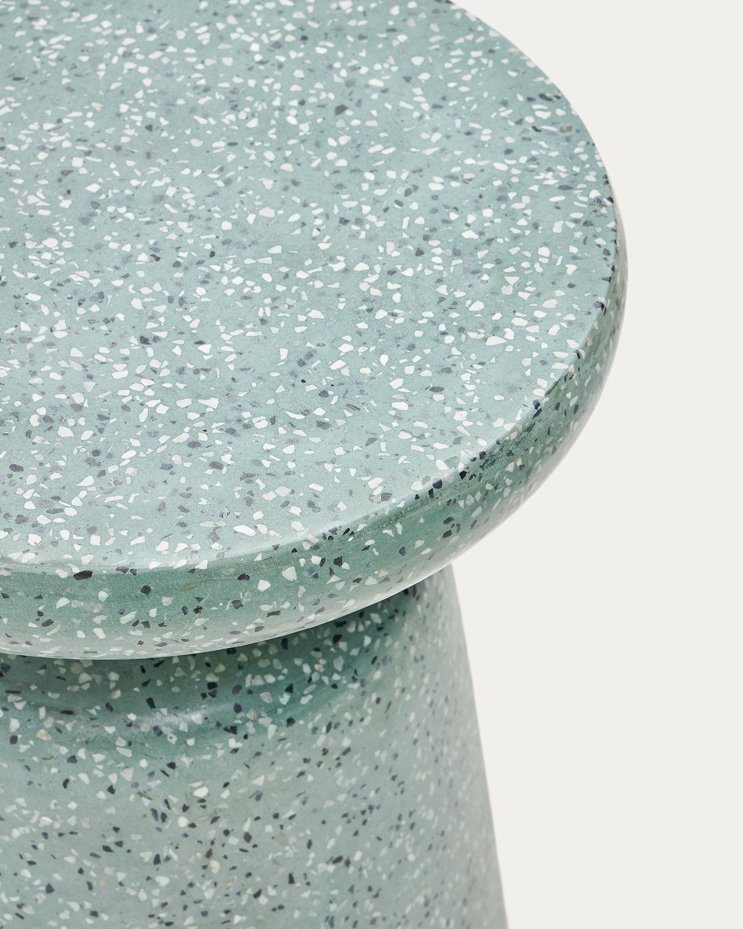 Mesquida Outdoor Beistelltisch aus grünem Terrazzo Ø 39 cm - ZEN ZONE Furniture