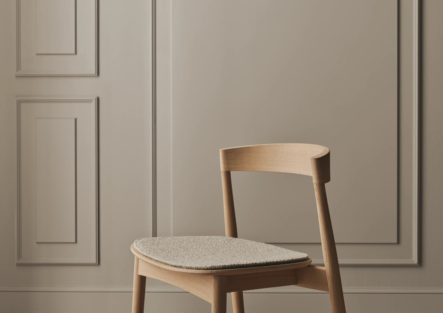 Kite Esstischstuhl aus Eiche geölt – Gepolstert, Soil - Glattes Gewebe, Sand - ZEN ZONE Furniture