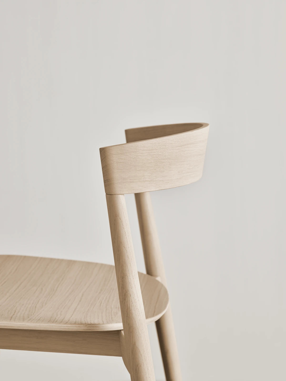 Kite Esstischstuhl aus Eiche weiß pigmentiert geölt – Gepolstert, Soil - Glattes Gewebe, Sand - ZEN ZONE Furniture