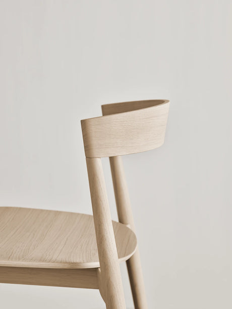 Kite Esstischstuhl aus Eiche weiß pigmentiert geölt – Gepolstert, Soil - Glattes Gewebe, Sand - ZEN ZONE Furniture