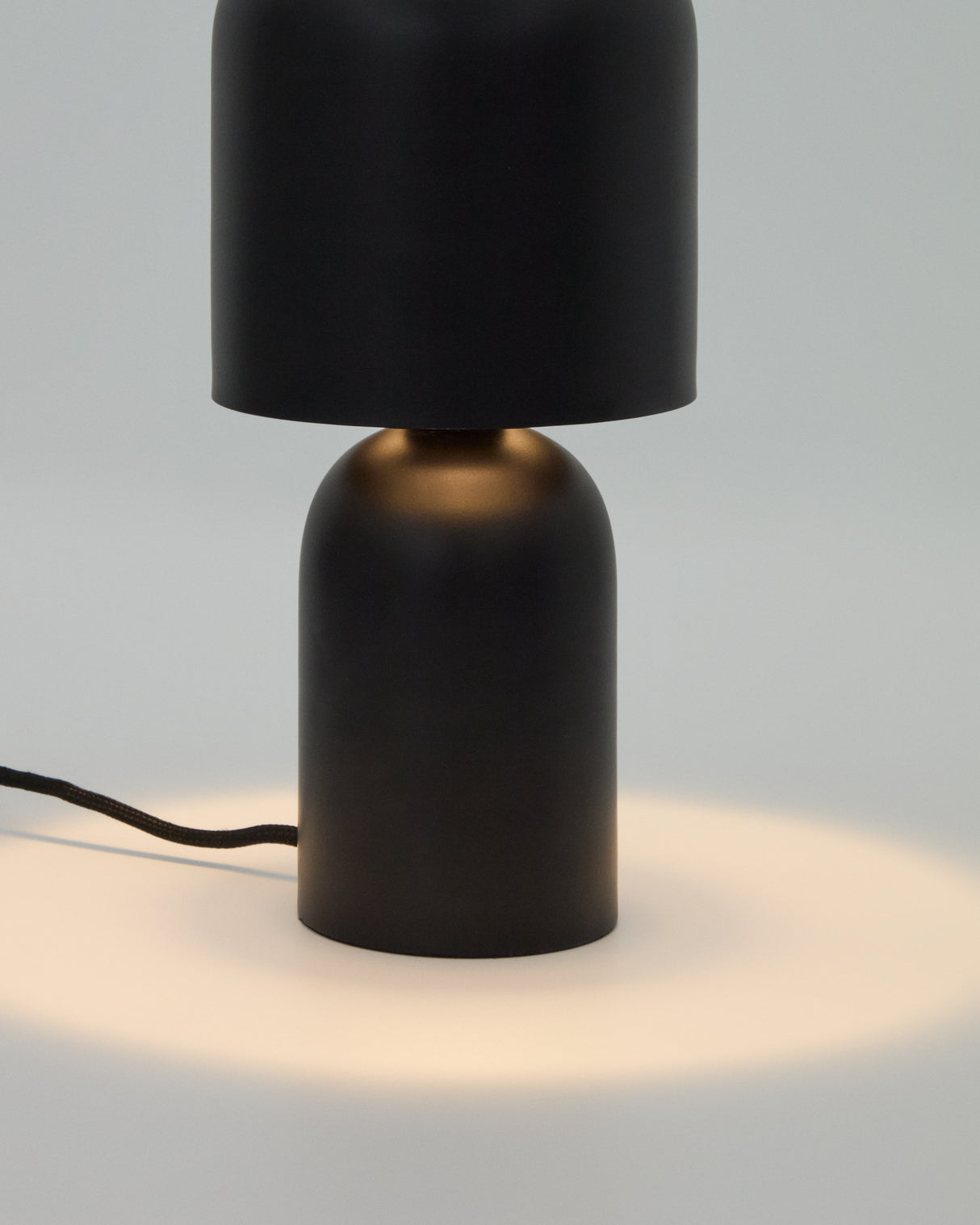 Tischleuchte Monze aus schwarz lackiertem Metall - ZEN ZONE Furniture