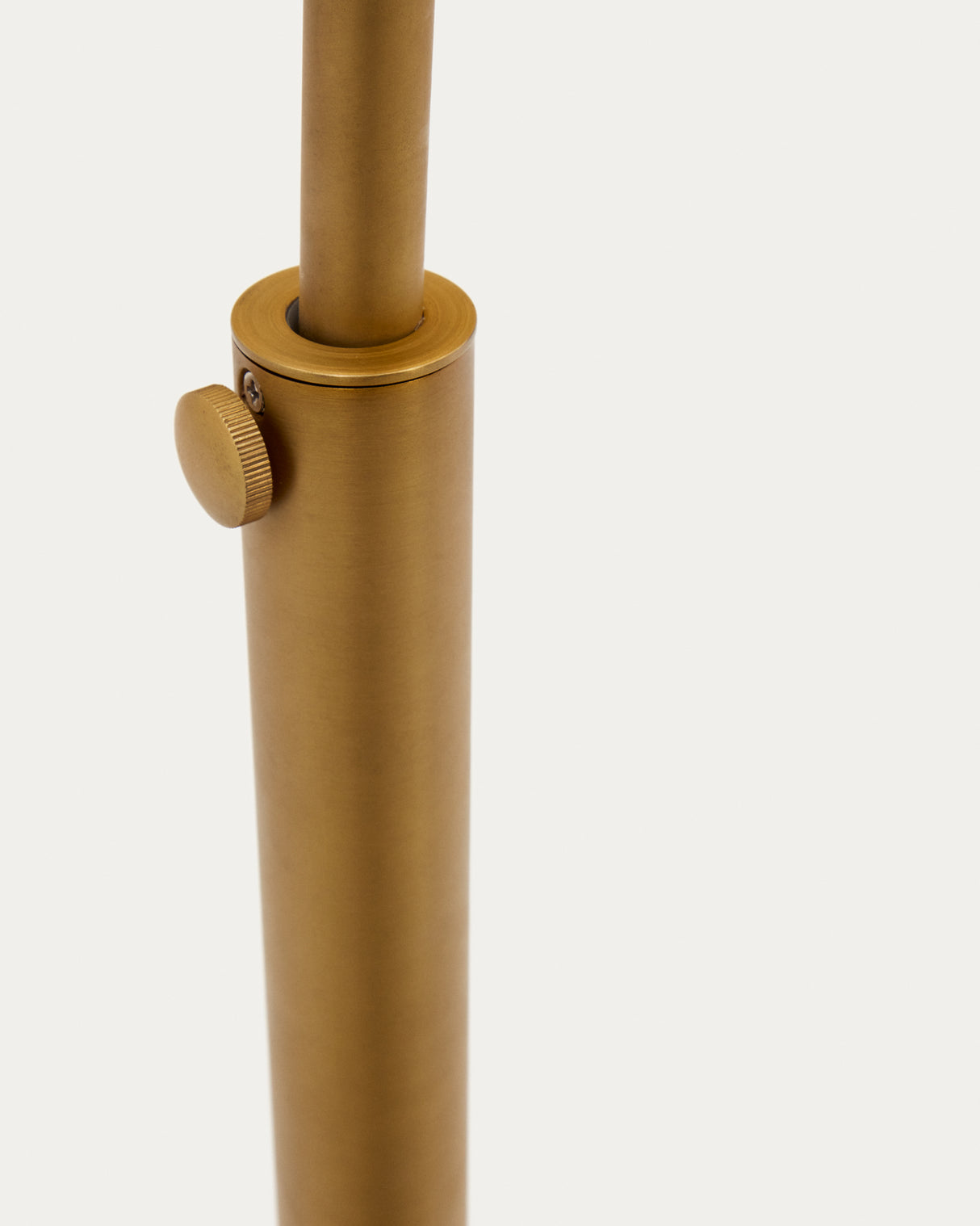 Madali Stehleuchte aus Metall mit Messing-Finish und weißem Marmor - ZEN ZONE Furniture