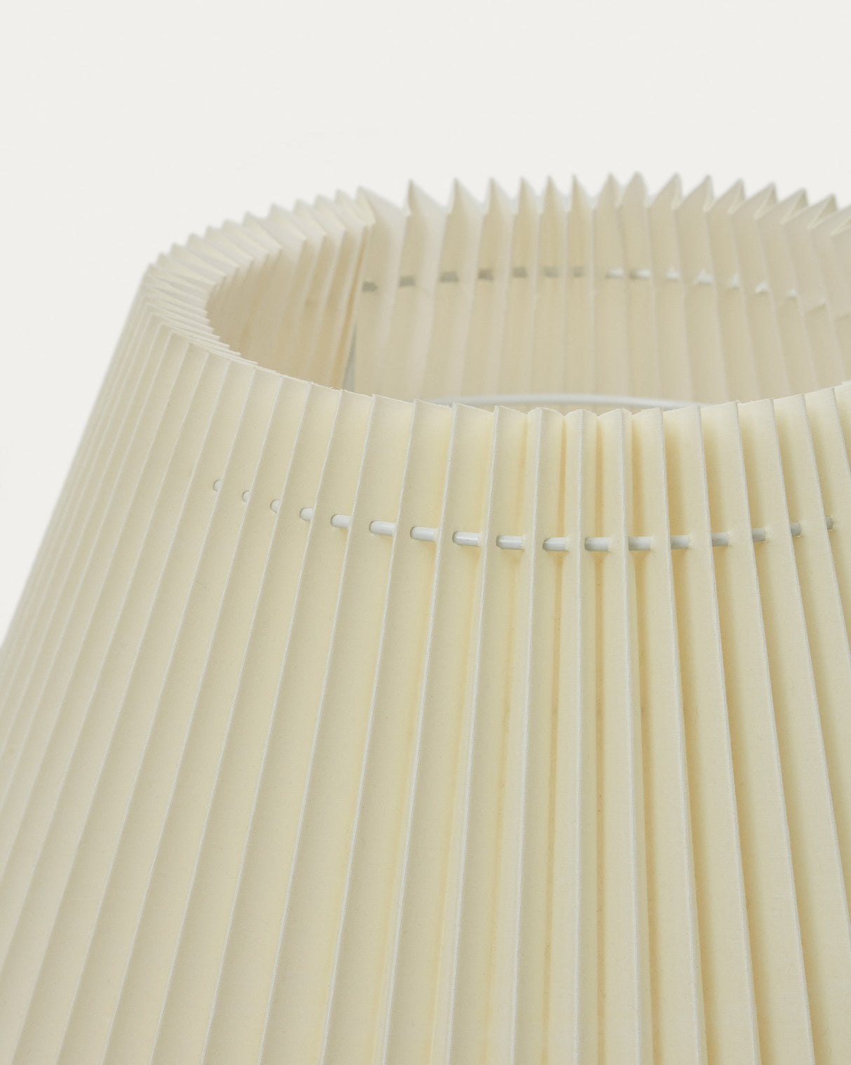 Benicarlo Stehlampe aus Kautschukholz mit natürlichem Finish und Beige - ZEN ZONE Furniture