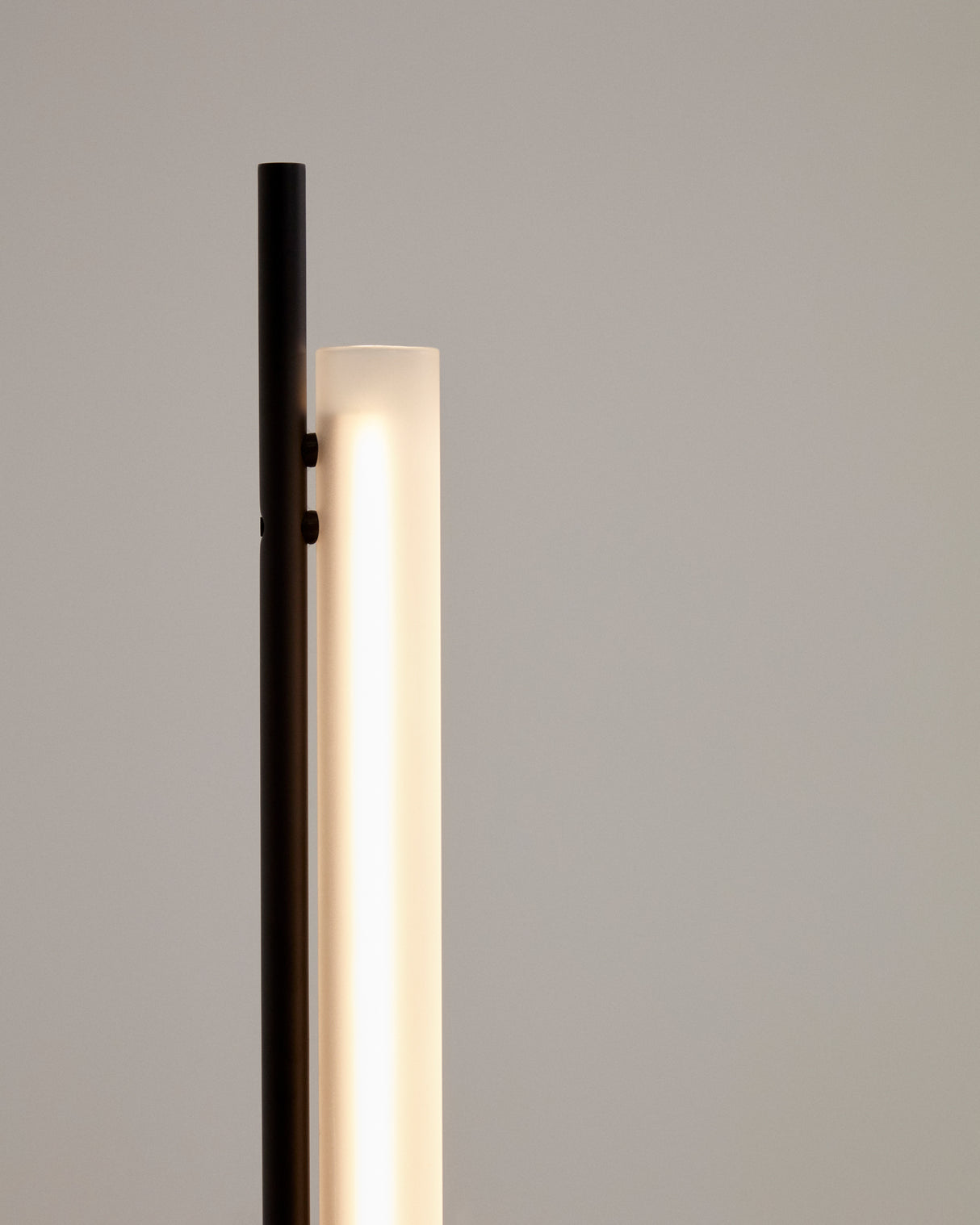 Stehlampe Vauxall aus Metall und Mattglas - ZEN ZONE Furniture