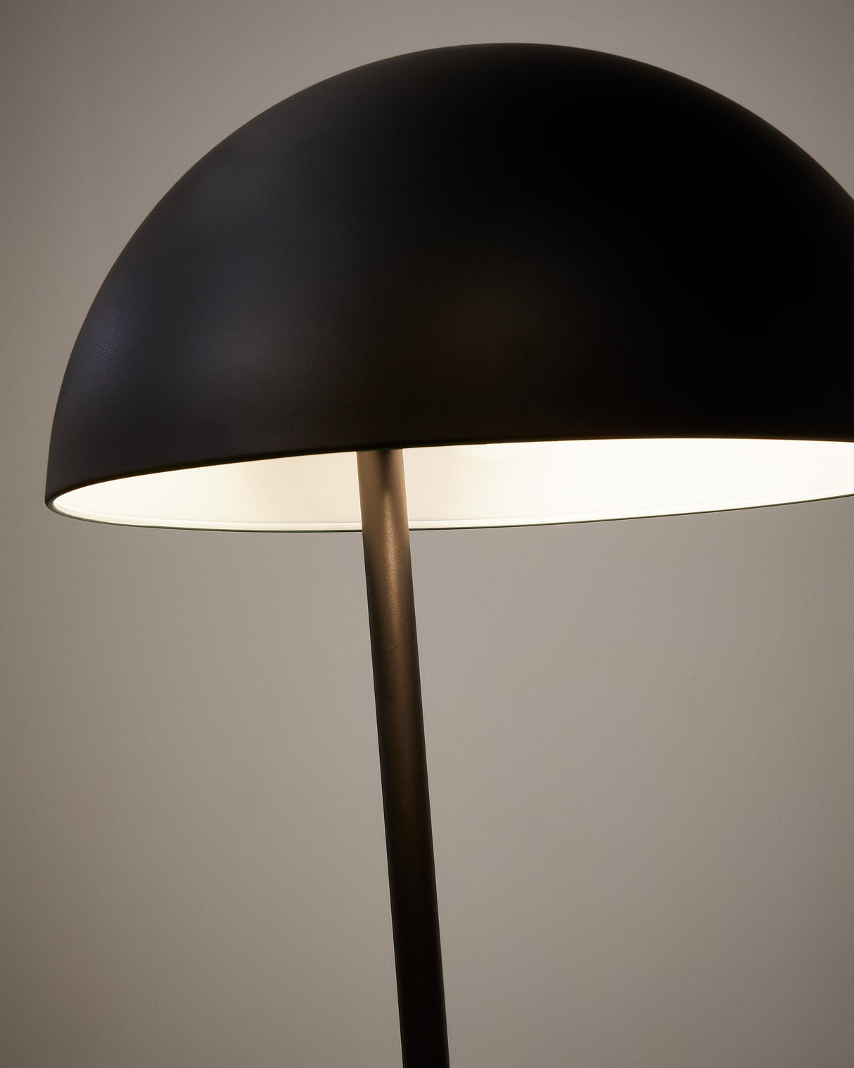 Catlar Stehlampe aus Eschenholz und Metall mit schwarzem Lackfinish - ZEN ZONE Furniture