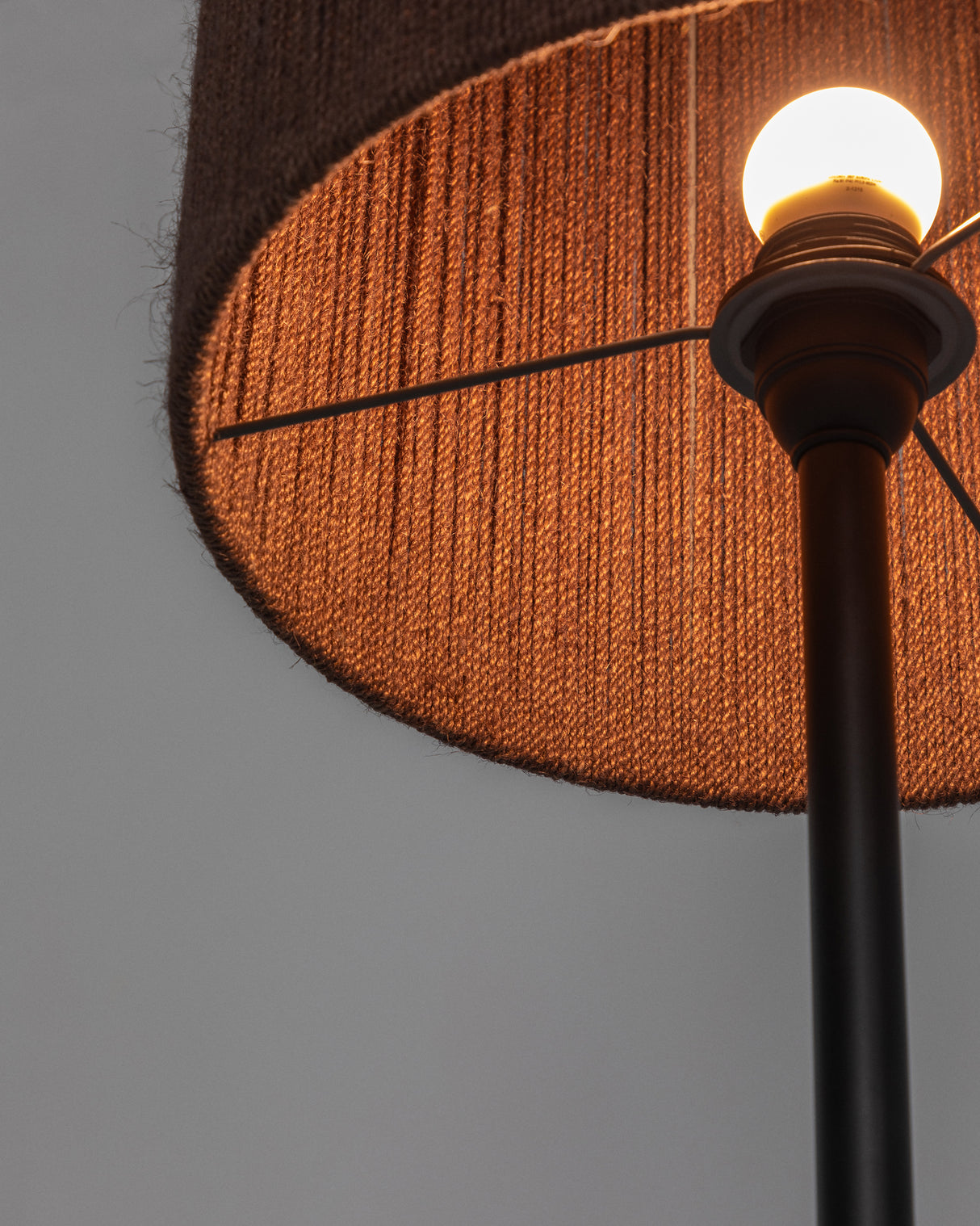 Stehlampe Kor aus Akazienholz mit dunklem Finish und Jute - ZEN ZONE Furniture