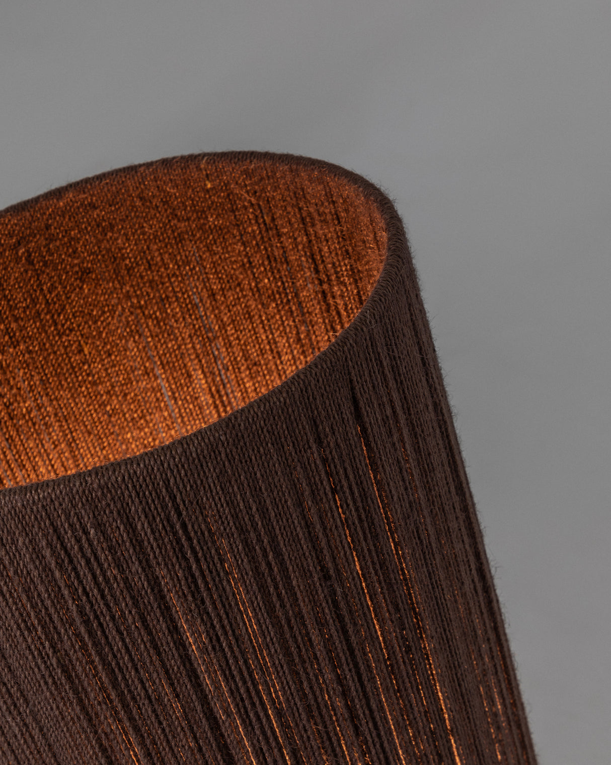 Stehlampe Kor aus Akazienholz mit dunklem Finish und Jute - ZEN ZONE Furniture