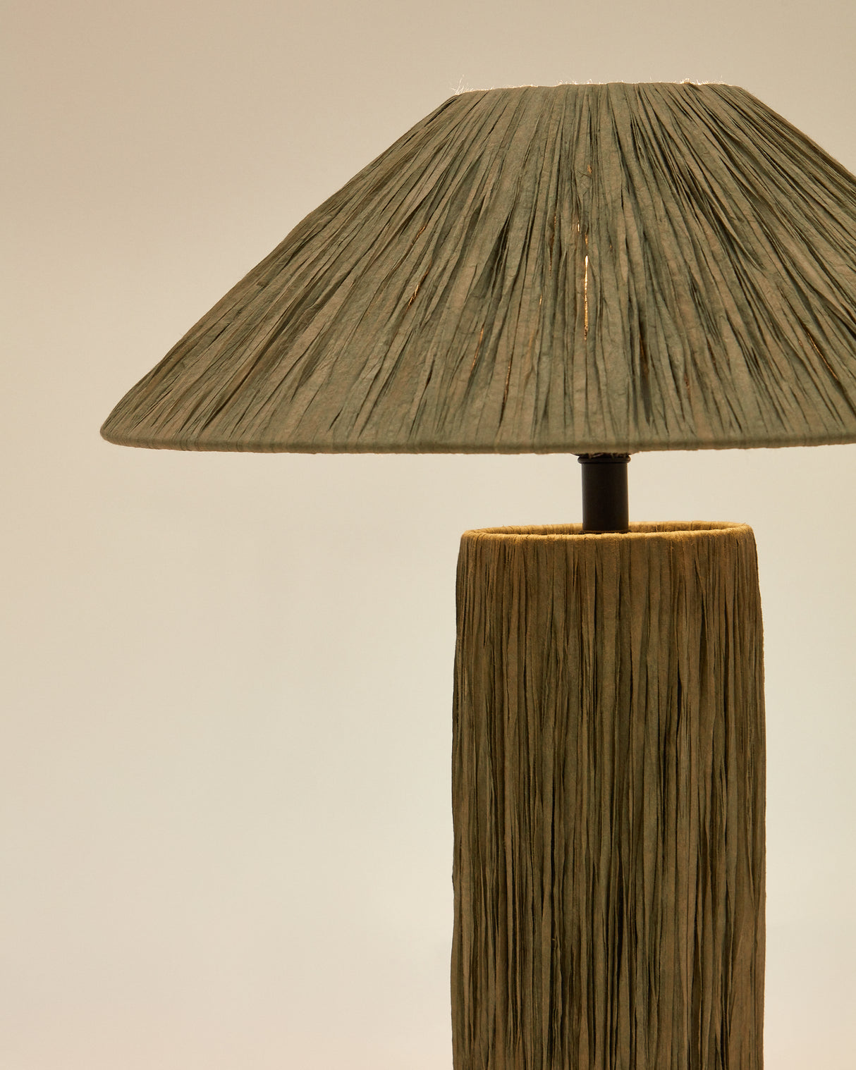 Samse grüne Tischleuchte aus Raffiabast - ZEN ZONE Furniture