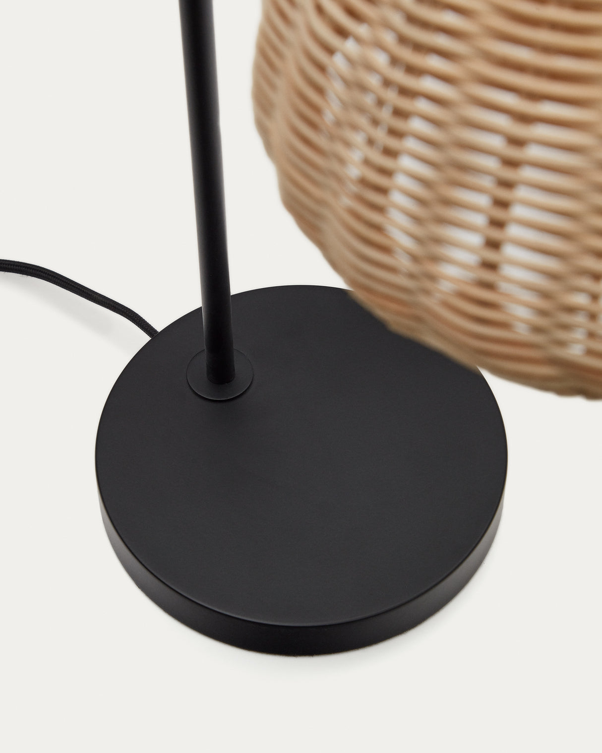 Damila Tischleuchte aus schwarzem Metall und Rattan - ZEN ZONE Furniture