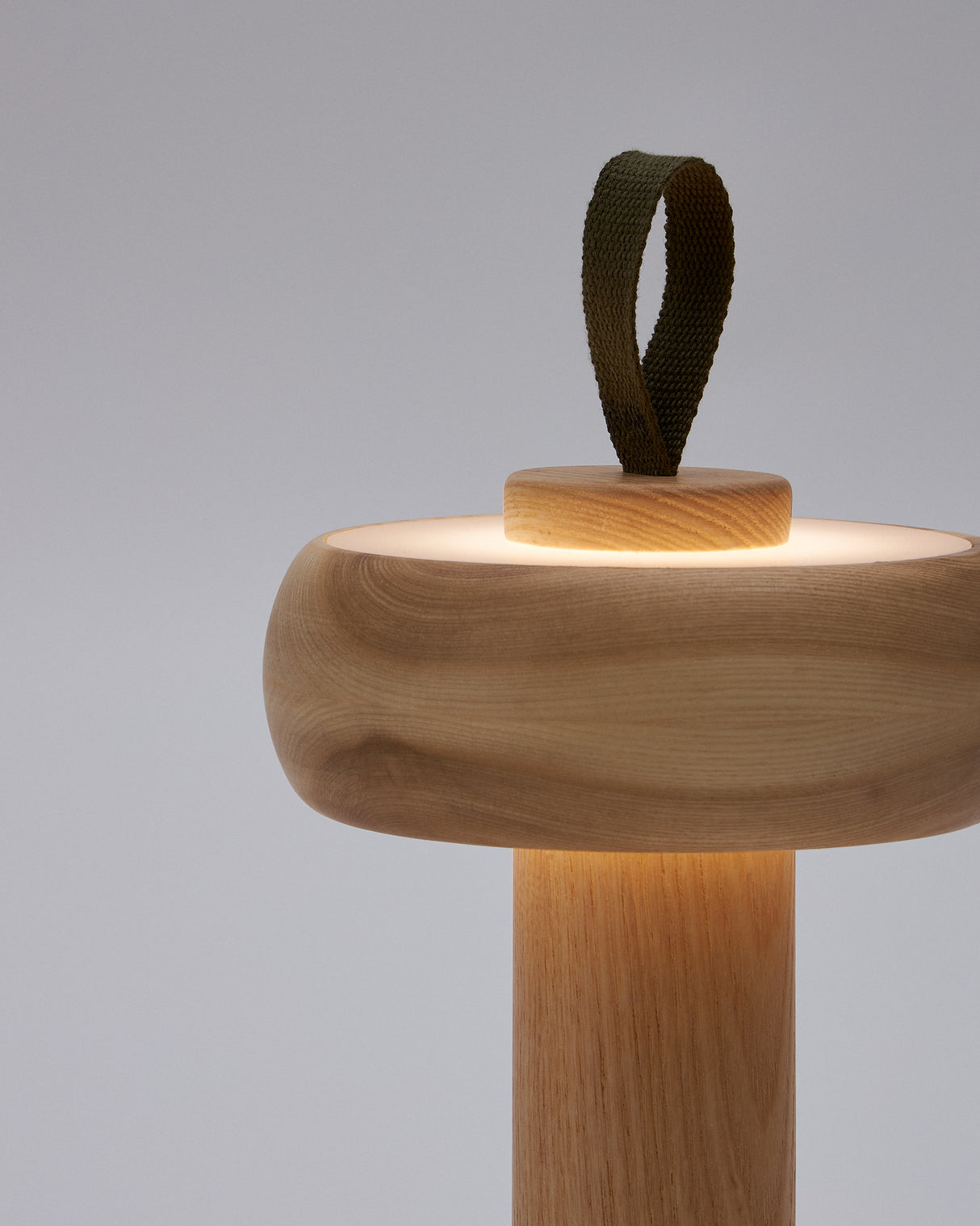 Luba tragbare Tischlampe aus massivem Eschenholz und grünem Baumwollgriff - ZEN ZONE Furniture