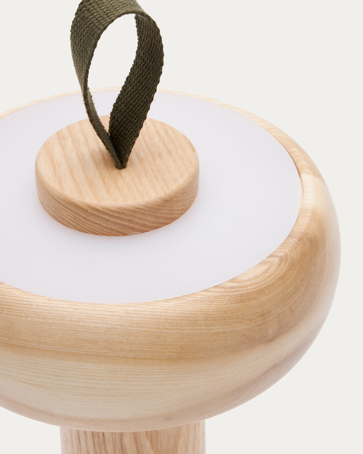 Luba tragbare Tischlampe aus massivem Eschenholz und grünem Baumwollgriff - ZEN ZONE Furniture