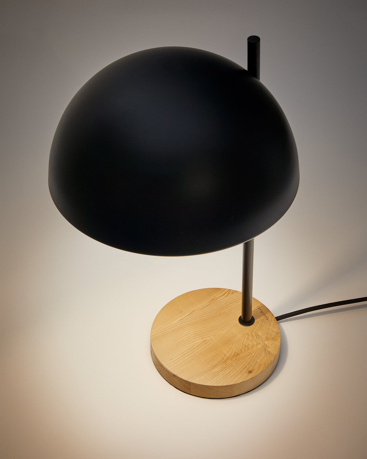 Catlar Tischlampe aus Eschenholz und Metall mit schwarzem Lackfinish - ZEN ZONE Furniture