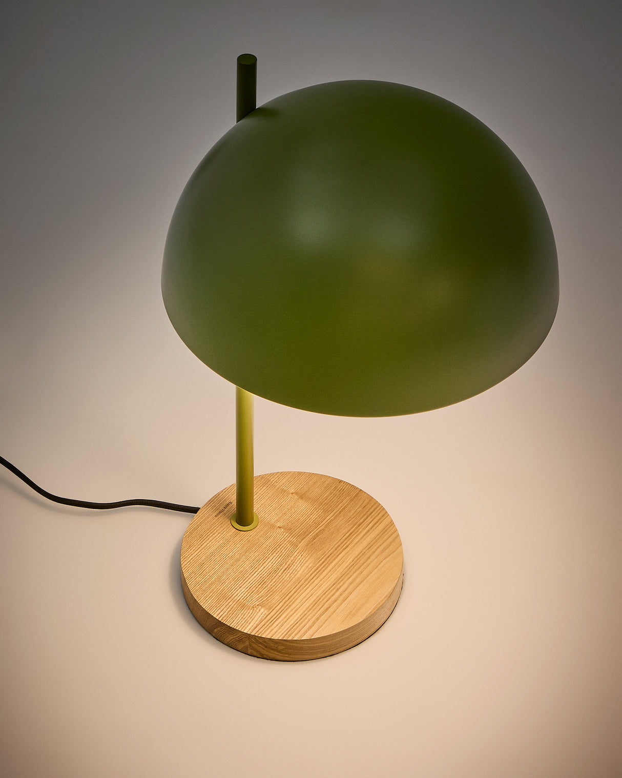 Catlar Tischlampe aus Eschenholz und Metall mit grünem Lackfinish - ZEN ZONE Furniture