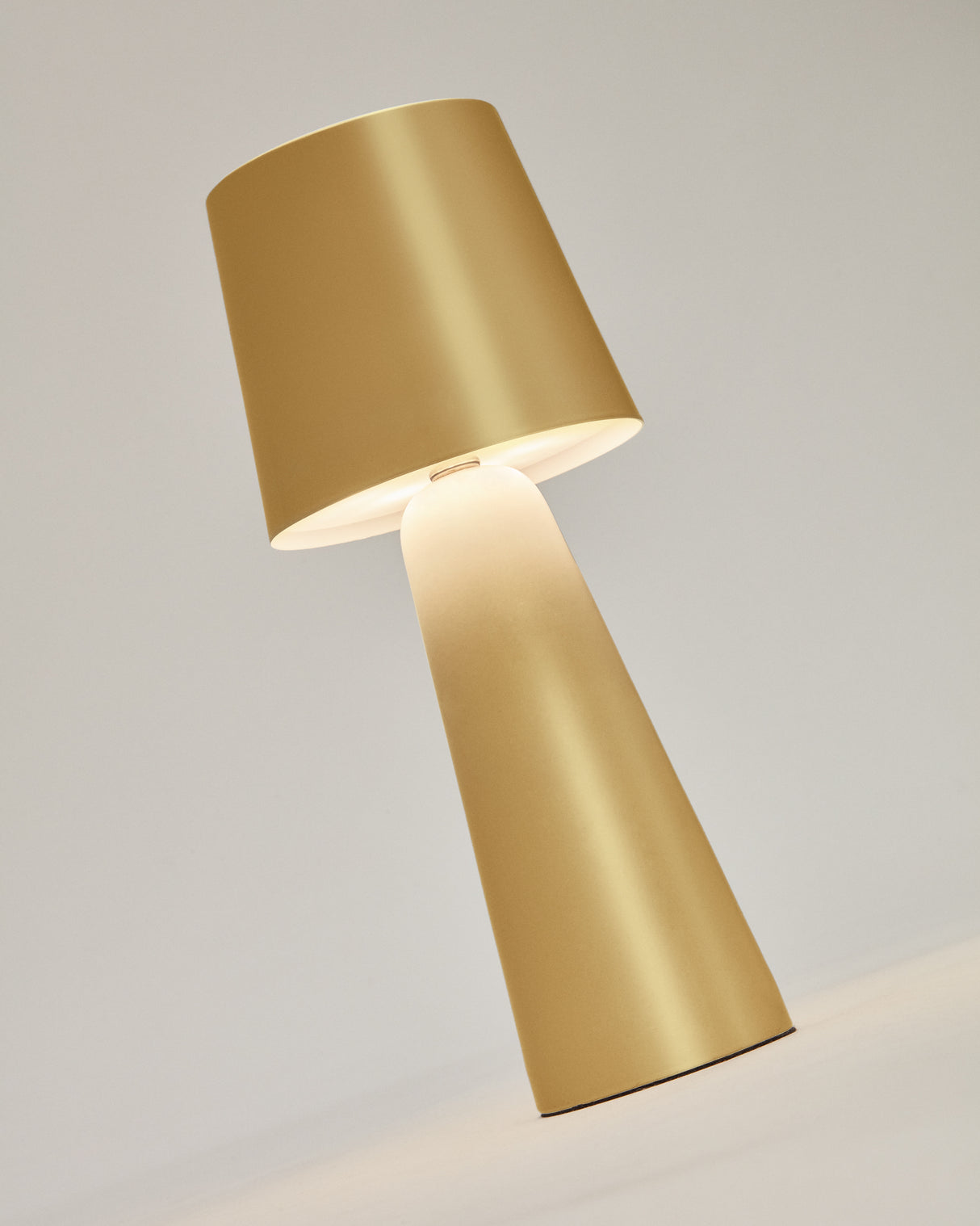 Arenys Tischlampe klein aus Metall mit goldener Lackierung - ZEN ZONE Furniture