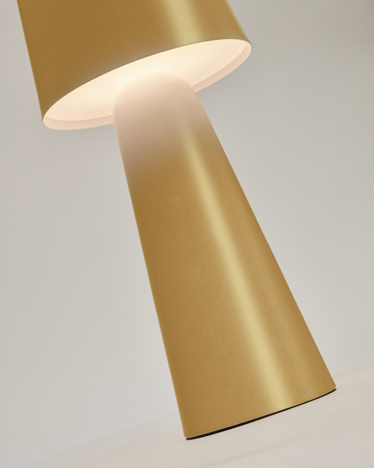 Arenys Tischlampe groß aus Metall mit goldener Lackierung - ZEN ZONE Furniture