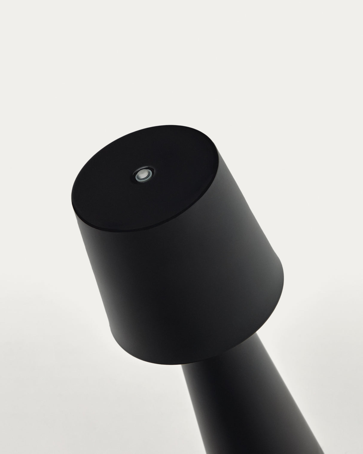 Arenys Outdoor Tischlampe klein aus Metall mit schwarzem Lackfinish - ZEN ZONE Furniture