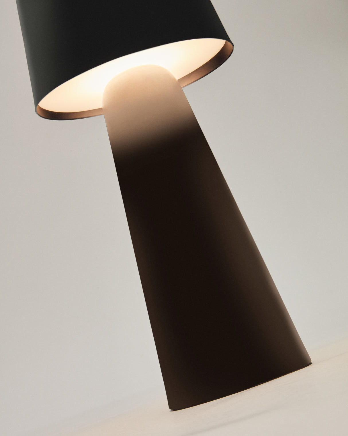 Arenys Outdoor Tischlampe groß aus Metall mit schwarzem Lackfinish - ZEN ZONE Furniture