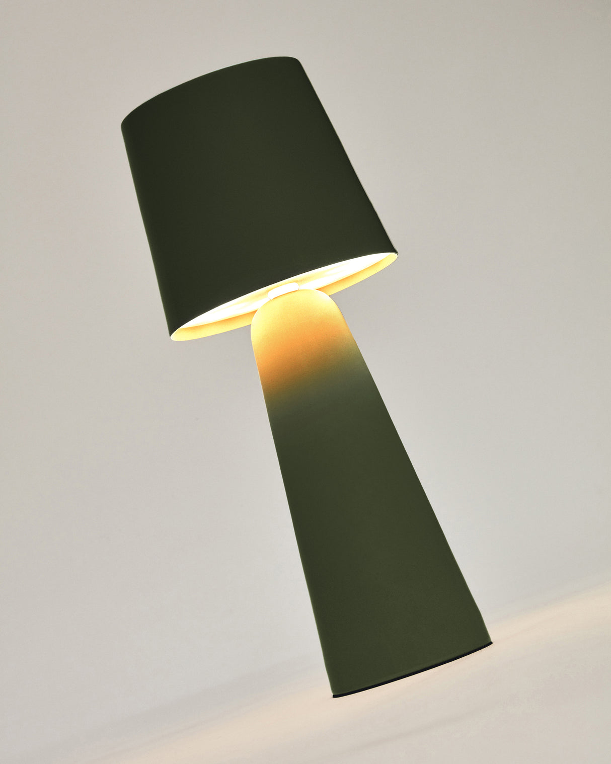 Arenys Outdoor Tischlampe klein aus Metall mit grünem Lackfinish - ZEN ZONE Furniture