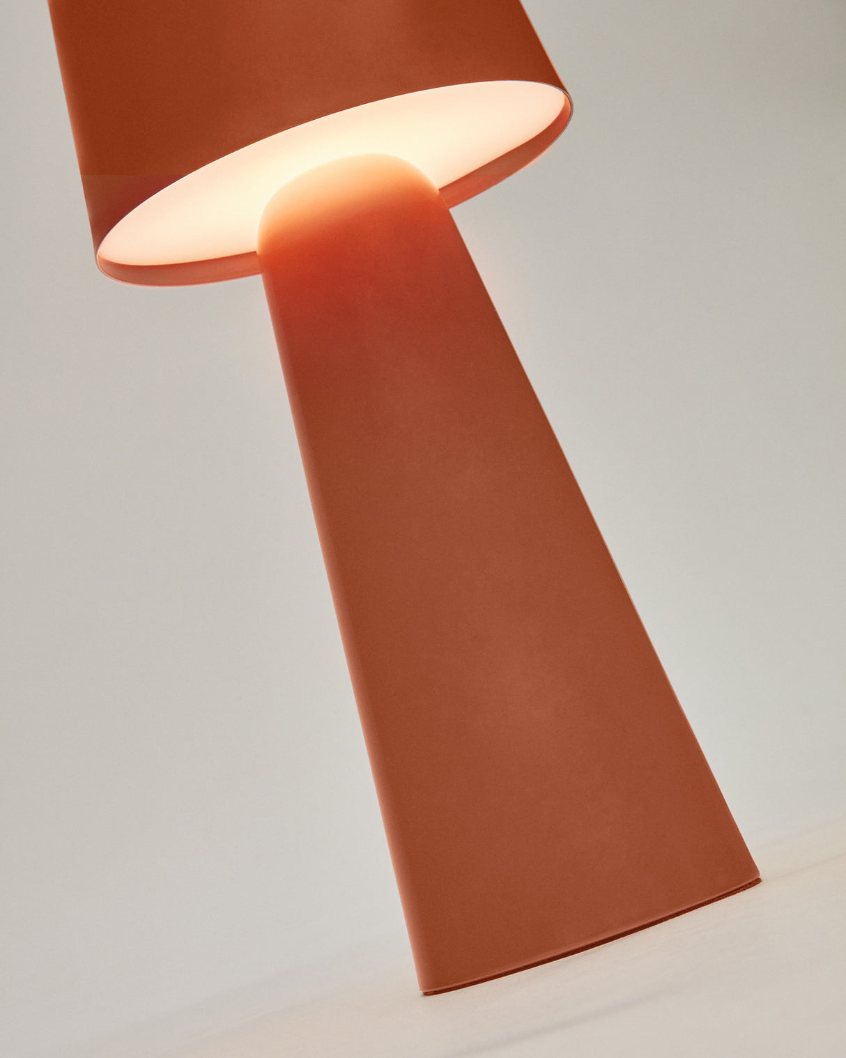 Arenys Outdoor Tischlampe groß aus Metall mit terrakottafarbenem Finish - ZEN ZONE Furniture