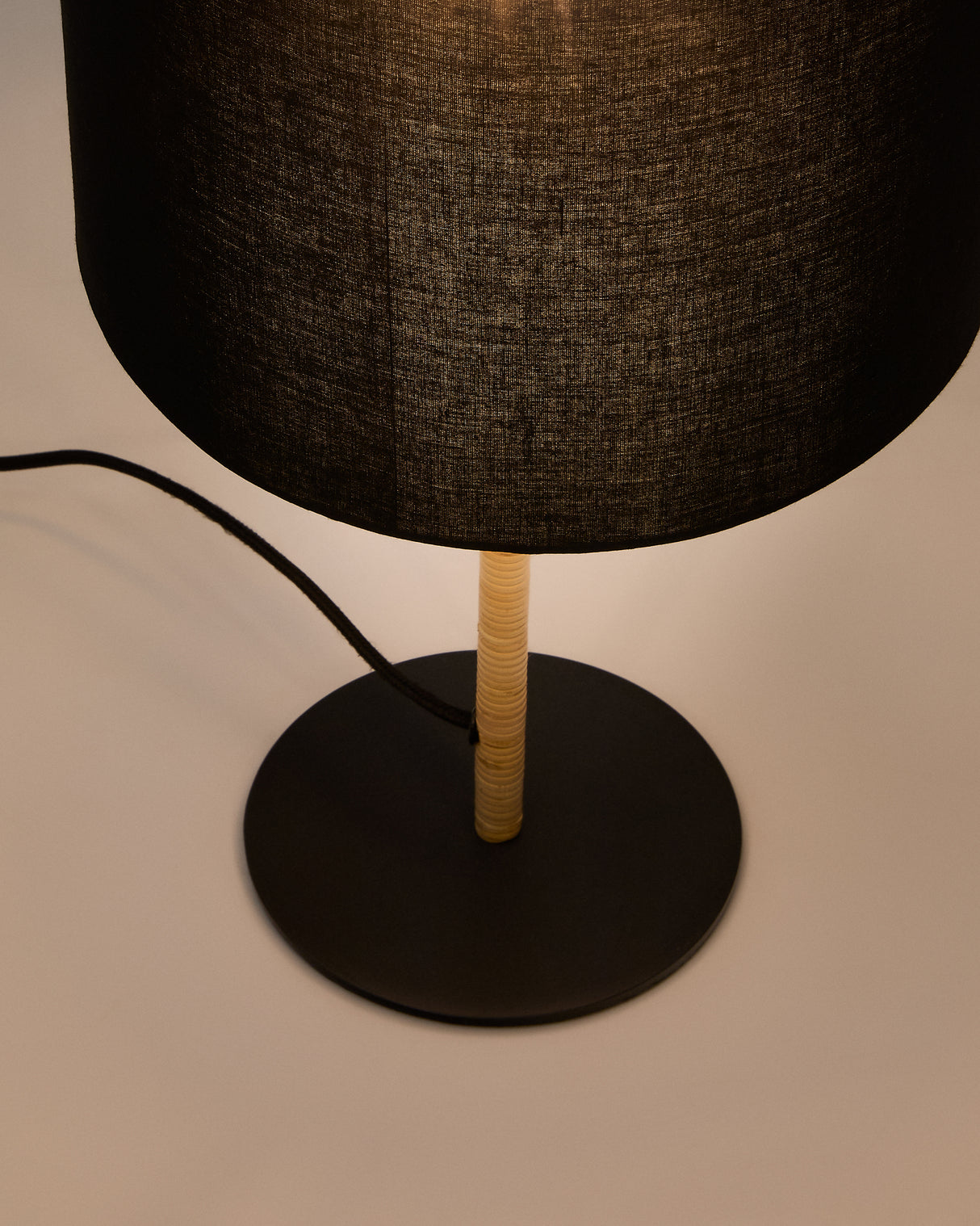 Pina Tischlampe aus Metall und Rattan mit schwarzem Baumwollschirm - ZEN ZONE Furniture