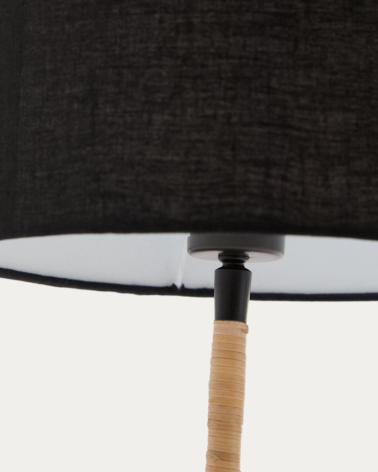 Pina Tischlampe aus Metall und Rattan mit schwarzem Baumwollschirm - ZEN ZONE Furniture