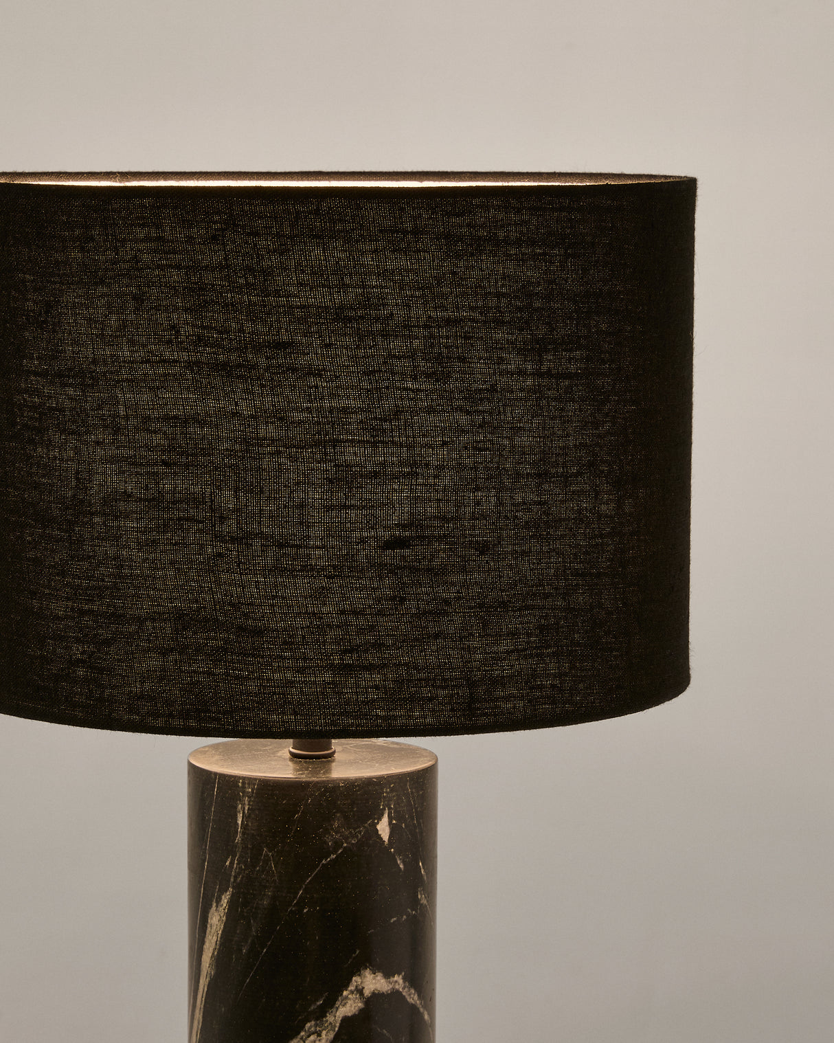 Tischleuchte Vex aus schwarzem Marmor und schwarzem Lampenschirm aus Leinen - ZEN ZONE Furniture