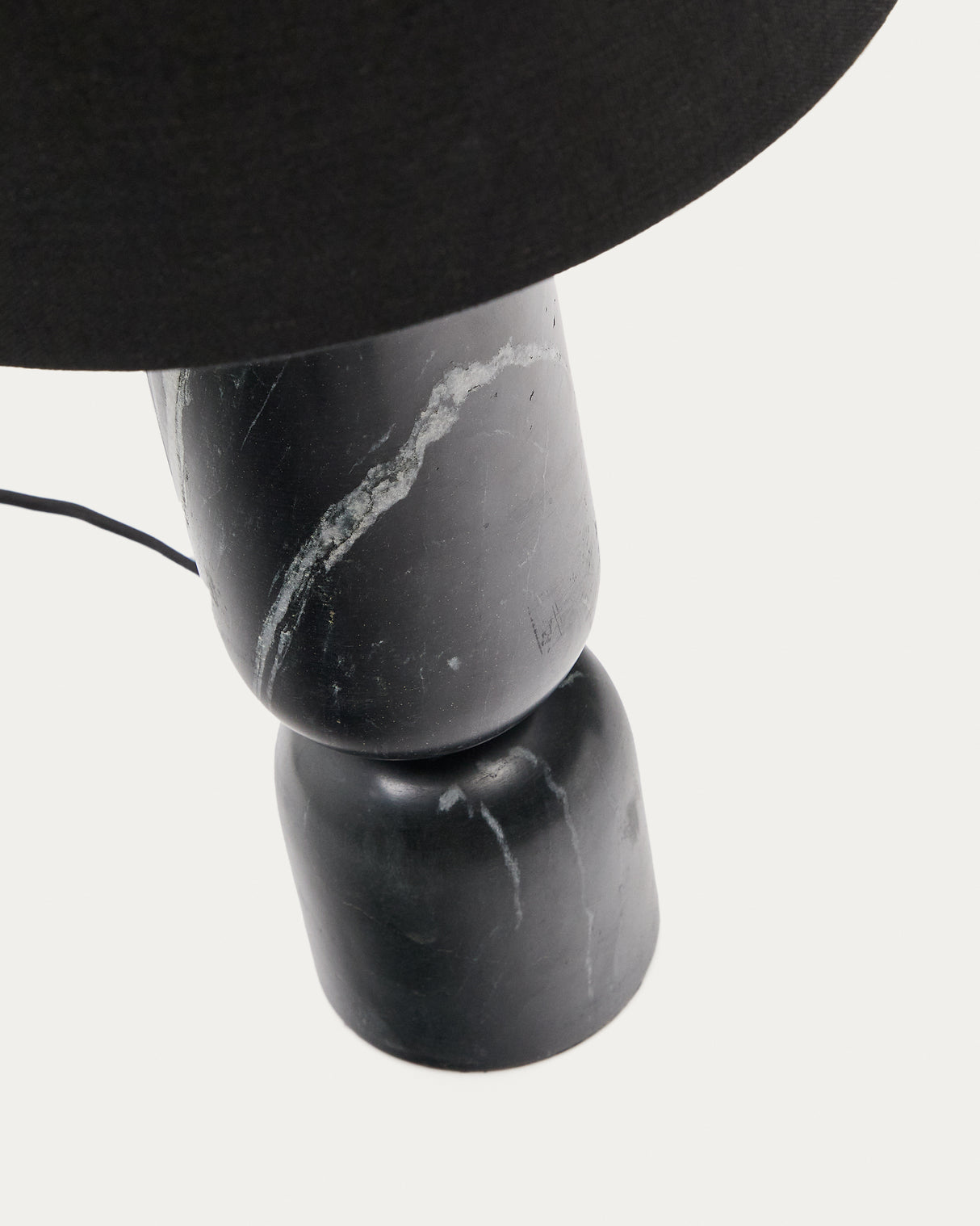 Tischleuchte Vex aus schwarzem Marmor und schwarzem Lampenschirm aus Leinen - ZEN ZONE Furniture
