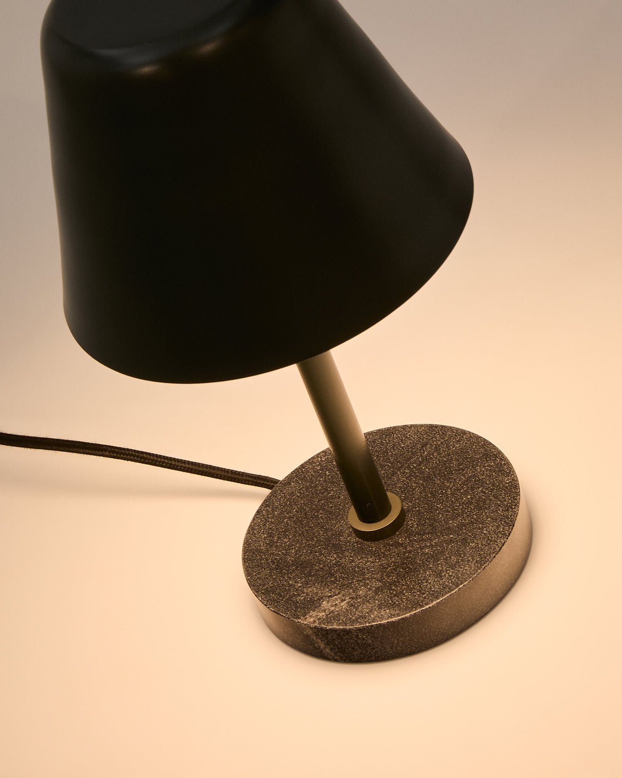 Tischleuchte Calina aus grünem Metall und schwarzem Marmor - ZEN ZONE Furniture