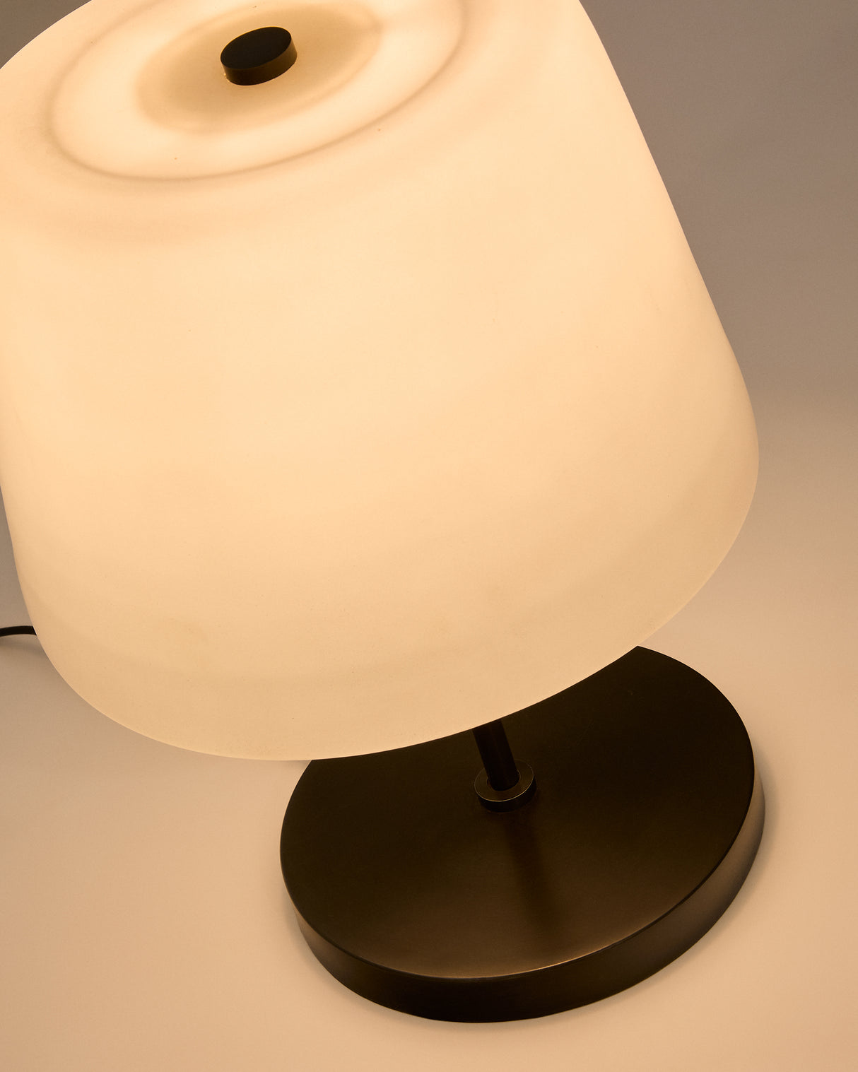 Tischleuchte Nefar aus Milchglas und Zink - ZEN ZONE Furniture