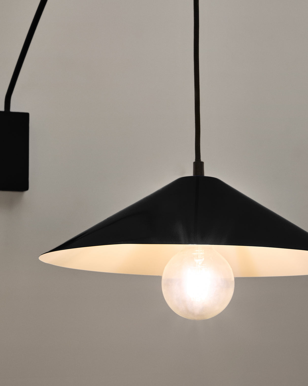 Wandleuchte Kally aus Metall mit schwarz lackiertem Finish - ZEN ZONE Furniture