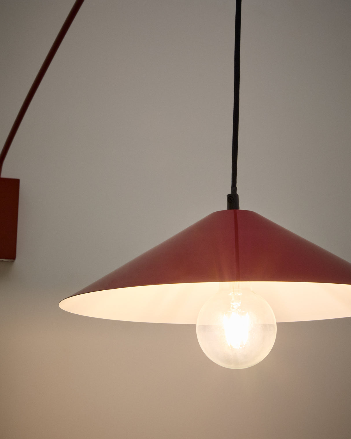 Wandleuchte Kally aus Metall mit rot lackiertem Finish - ZEN ZONE Furniture