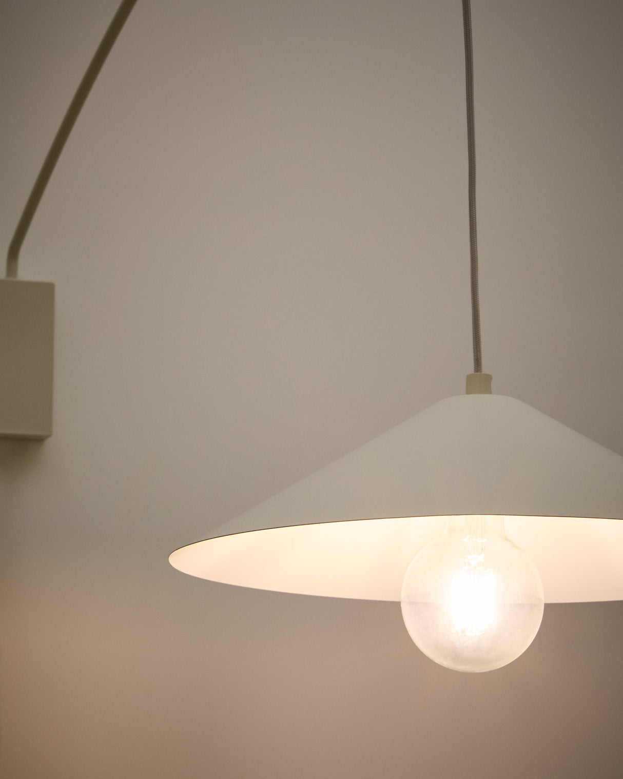 Wandleuchte Kally aus Metall mit beige lackiertem Finish - ZEN ZONE Furniture