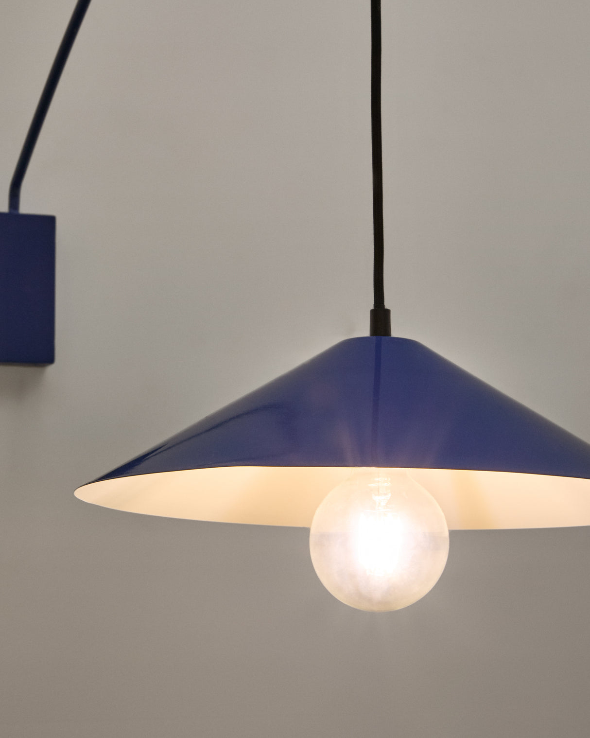 Wandleuchte Kally aus Metall mit blau lackiertem Finish - ZEN ZONE Furniture